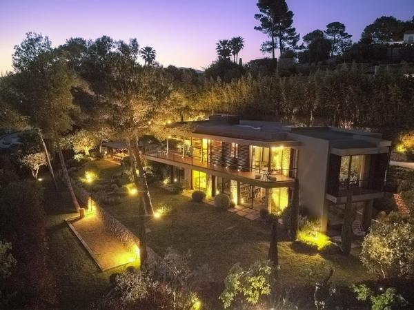 Villa contemporaine vue sur mougins  cadre bucolique  préservé