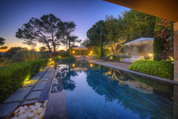Villa contemporaine vue sur mougins  cadre bucolique  préservé
