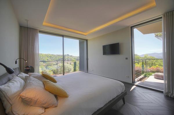 Villa contemporaine vue sur mougins  cadre bucolique  préservé