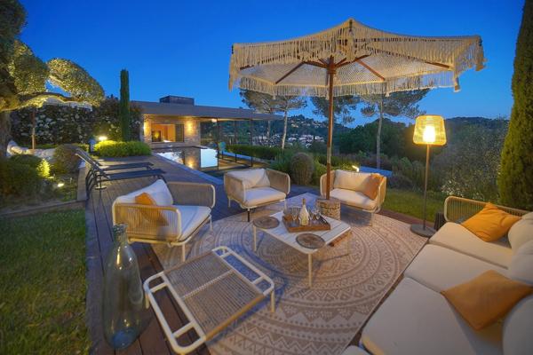 Villa contemporaine vue sur mougins  cadre bucolique  préservé
