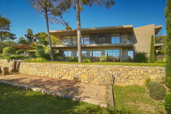 Villa contemporaine vue sur mougins  cadre bucolique  préservé