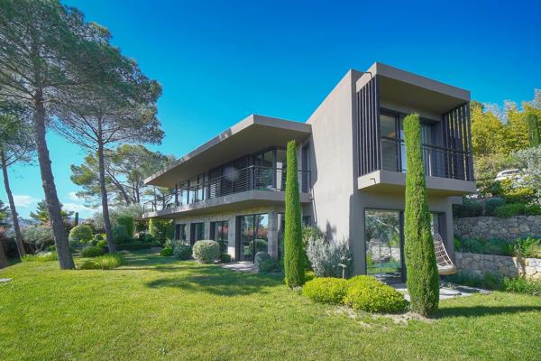 Villa contemporaine vue sur mougins  cadre bucolique  préservé