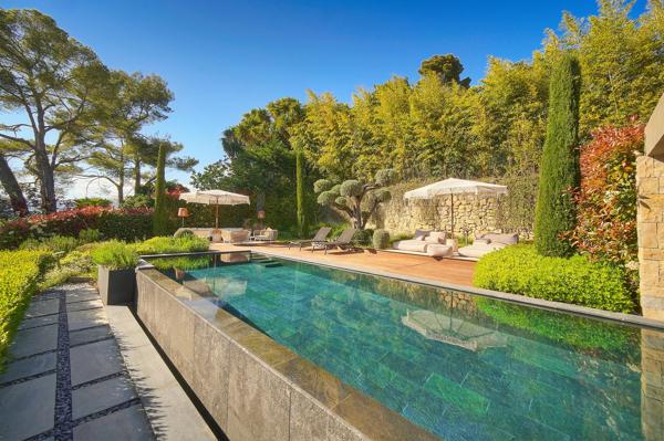 Villa contemporaine vue sur mougins  cadre bucolique  préservé