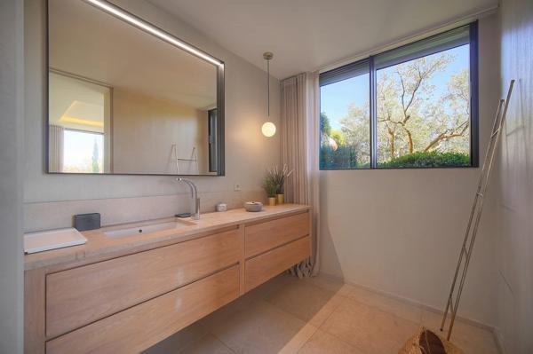 Villa contemporaine vue sur mougins  cadre bucolique  préservé