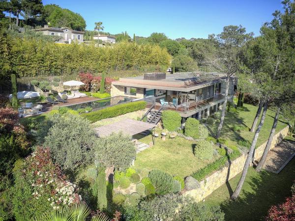 Villa contemporaine vue sur mougins  cadre bucolique  préservé