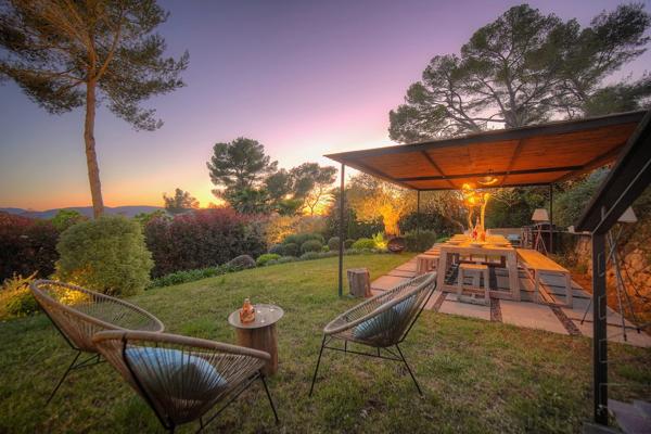 Villa contemporaine vue sur mougins  cadre bucolique  préservé