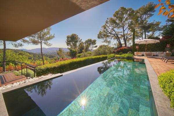 Villa contemporaine vue sur mougins  cadre bucolique  préservé