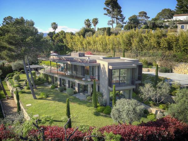 Villa contemporaine vue sur mougins  cadre bucolique  préservé