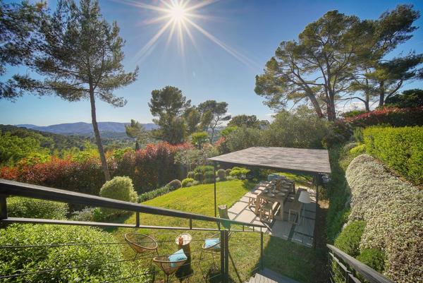 Villa contemporaine vue sur mougins  cadre bucolique  préservé