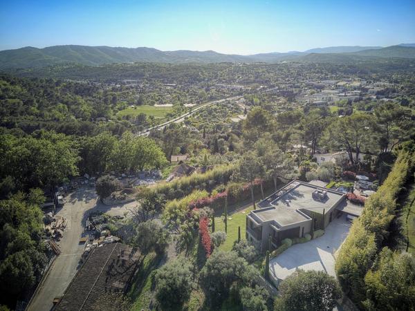 Villa contemporaine vue sur mougins  cadre bucolique  préservé