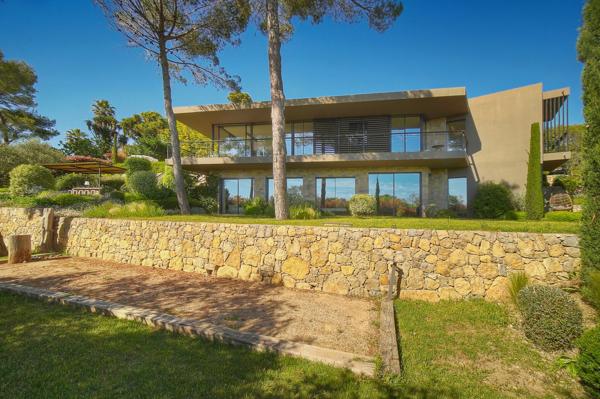 Villa contemporaine vue sur mougins  cadre bucolique  préservé