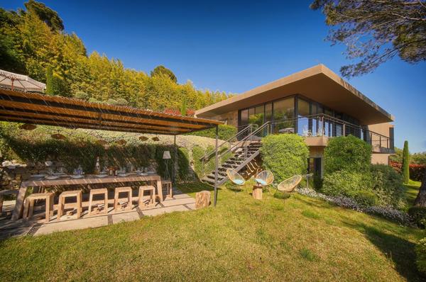 Villa contemporaine vue sur mougins  cadre bucolique  préservé