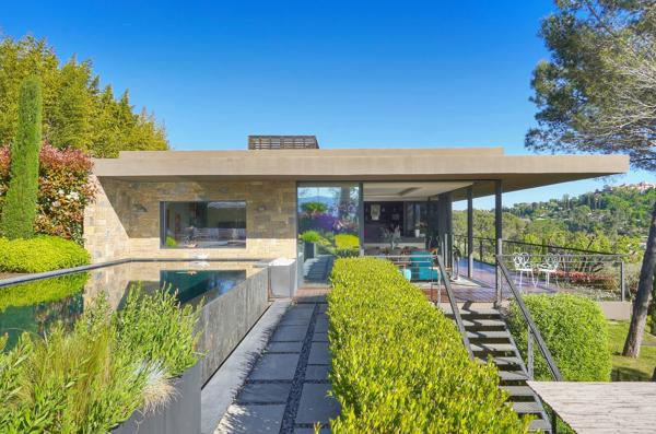 Villa contemporaine vue sur mougins  cadre bucolique  préservé