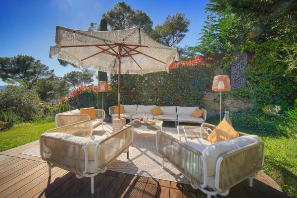 Villa contemporaine vue sur mougins  cadre bucolique  préservé
