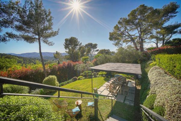 Villa contemporaine vue sur mougins  cadre bucolique  préservé