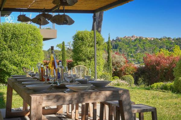 Villa contemporaine vue sur mougins  cadre bucolique  préservé