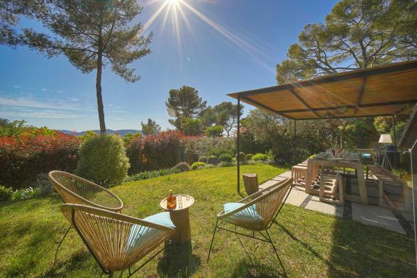 Villa contemporaine vue sur mougins  cadre bucolique  préservé