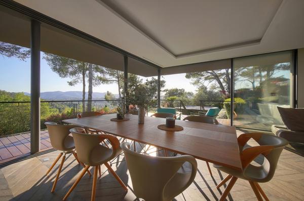 Villa contemporaine vue sur mougins  cadre bucolique  préservé