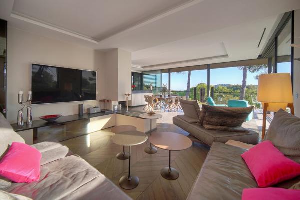 Villa contemporaine vue sur mougins  cadre bucolique  préservé