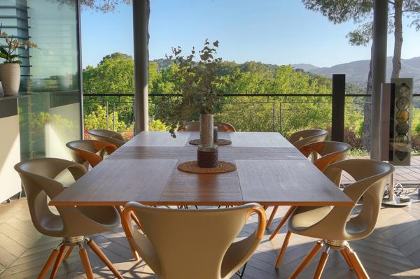 Villa contemporaine vue sur mougins  cadre bucolique  préservé