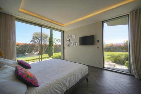 Villa contemporaine vue sur mougins  cadre bucolique  préservé