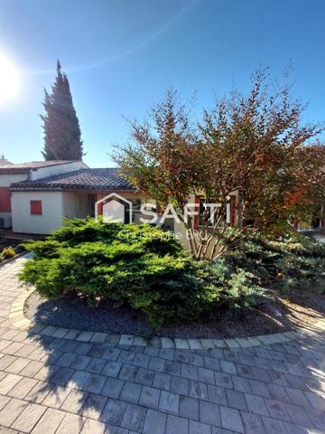 FLOTTES - PROPRIÉTÉ AVEC VUE EXCEPTIONNELLE - 2 HABITATIONS - PISCINE - PANNEAUX SOLAIRES