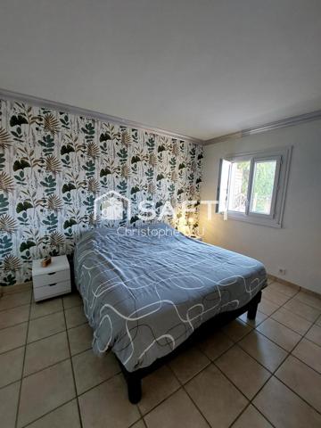 FLOTTES - PROPRIÉTÉ AVEC VUE EXCEPTIONNELLE - 2 HABITATIONS - PISCINE - PANNEAUX SOLAIRES