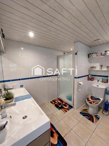 FLOTTES - PROPRIÉTÉ AVEC VUE EXCEPTIONNELLE - 2 HABITATIONS - PISCINE - PANNEAUX SOLAIRES