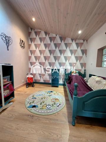 FLOTTES - PROPRIÉTÉ AVEC VUE EXCEPTIONNELLE - 2 HABITATIONS - PISCINE - PANNEAUX SOLAIRES