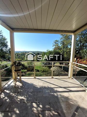 FLOTTES - PROPRIÉTÉ AVEC VUE EXCEPTIONNELLE - 2 HABITATIONS - PISCINE - PANNEAUX SOLAIRES