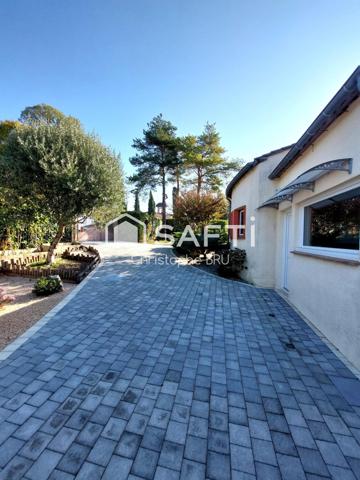 FLOTTES - PROPRIÉTÉ AVEC VUE EXCEPTIONNELLE - 2 HABITATIONS - PISCINE - PANNEAUX SOLAIRES