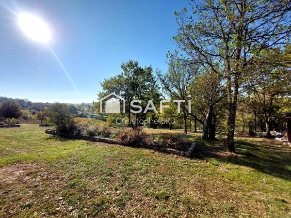 FLOTTES - PROPRIÉTÉ AVEC VUE EXCEPTIONNELLE - 2 HABITATIONS - PISCINE - PANNEAUX SOLAIRES