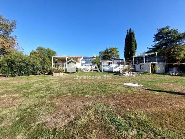 FLOTTES - PROPRIÉTÉ AVEC VUE EXCEPTIONNELLE - 2 HABITATIONS - PISCINE - PANNEAUX SOLAIRES