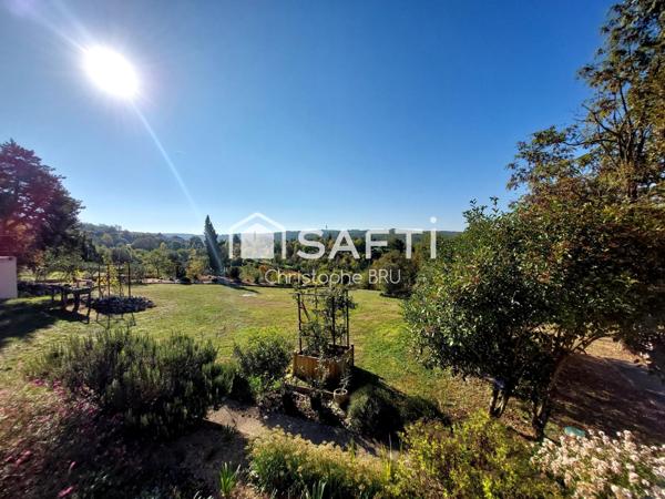 FLOTTES - PROPRIÉTÉ AVEC VUE EXCEPTIONNELLE - 2 HABITATIONS - PISCINE - PANNEAUX SOLAIRES