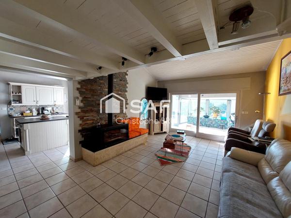 FLOTTES - PROPRIÉTÉ AVEC VUE EXCEPTIONNELLE - 2 HABITATIONS - PISCINE - PANNEAUX SOLAIRES