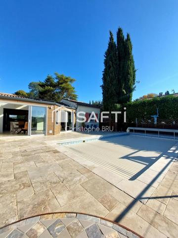 FLOTTES - PROPRIÉTÉ AVEC VUE EXCEPTIONNELLE - 2 HABITATIONS - PISCINE - PANNEAUX SOLAIRES