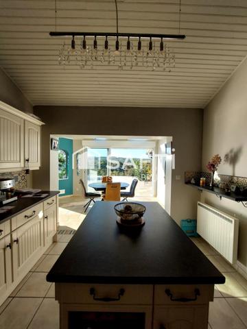 FLOTTES - PROPRIÉTÉ AVEC VUE EXCEPTIONNELLE - 2 HABITATIONS - PISCINE - PANNEAUX SOLAIRES