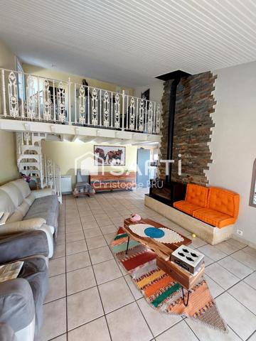 FLOTTES - PROPRIÉTÉ AVEC VUE EXCEPTIONNELLE - 2 HABITATIONS - PISCINE - PANNEAUX SOLAIRES