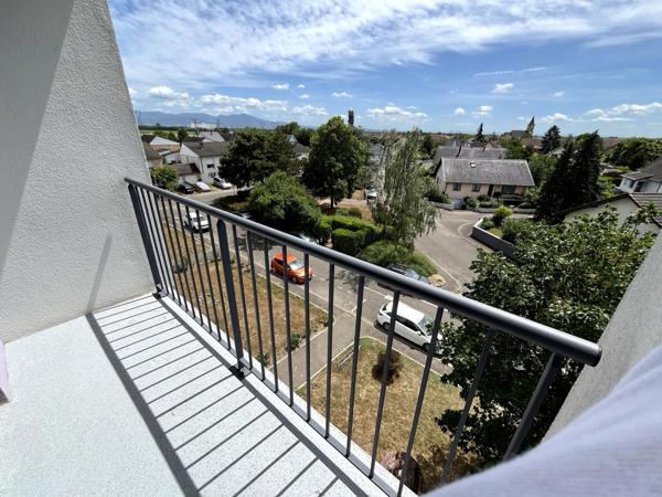 A Fessenheim, au 3? et dernier étage d'une résidence bien située, découvrez cet appartement lumineux de 68 m² avec deux balcons et cave.