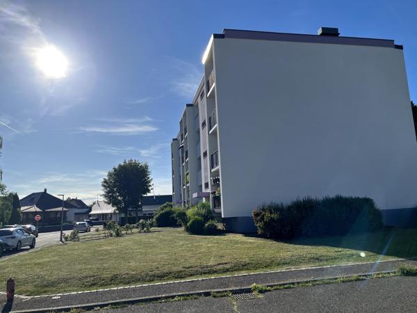A Fessenheim, au 3? et dernier étage d'une résidence bien située, découvrez cet appartement lumineux de 68 m² avec deux balcons et cave.