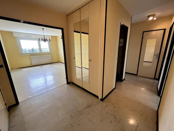 A Fessenheim, au 3? et dernier étage d'une résidence bien située, découvrez cet appartement lumineux de 68 m² avec deux balcons et cave.