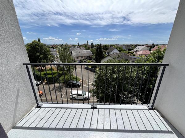 A Fessenheim, au 3? et dernier étage d'une résidence bien située, découvrez cet appartement lumineux de 68 m² avec deux balcons et cave.