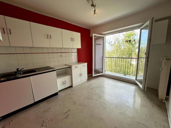 A Fessenheim, au 3? et dernier étage d'une résidence bien située, découvrez cet appartement lumineux de 68 m² avec deux balcons et cave.