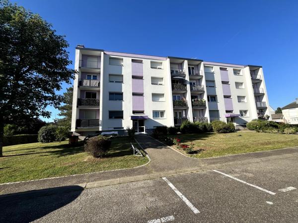 A Fessenheim, au 3? et dernier étage d'une résidence bien située, découvrez cet appartement lumineux de 68 m² avec deux balcons et cave.