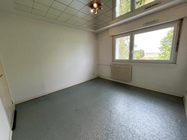 A Fessenheim, au 3? et dernier étage d'une résidence bien située, découvrez cet appartement lumineux de 68 m² avec deux balcons et cave.