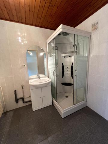 A Fessenheim, au 3? et dernier étage d'une résidence bien située, découvrez cet appartement lumineux de 68 m² avec deux balcons et cave.