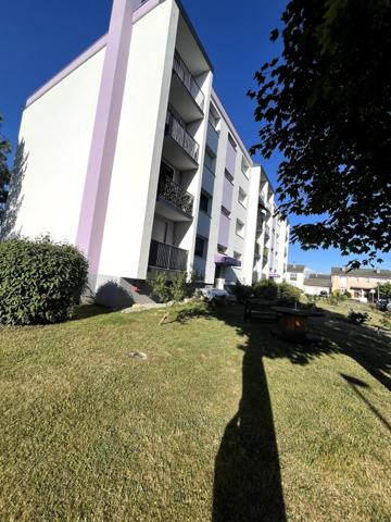 A Fessenheim, au 3? et dernier étage d'une résidence bien située, découvrez cet appartement lumineux de 68 m² avec deux balcons et cave.