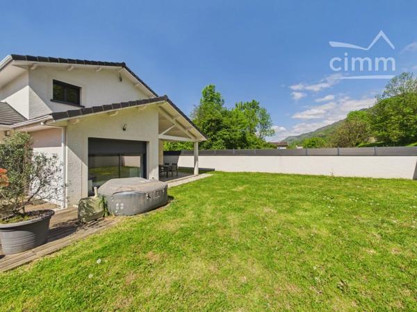 Très belle maison de 125 m² construite en 2022 / RT2012, mitoyenne par le garage, sur une parcelle de 490 m².