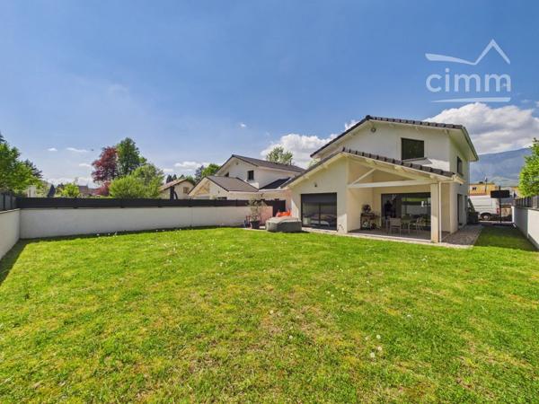 Très belle maison de 125 m² construite en 2022 / RT2012, mitoyenne par le garage, sur une parcelle de 490 m².