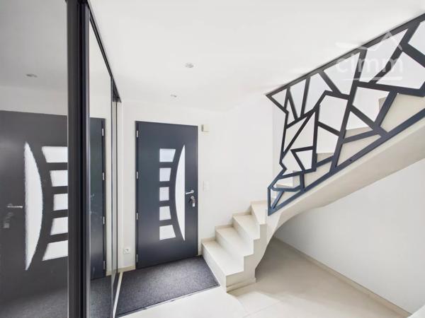 Très belle maison de 125 m² construite en 2022 / RT2012, mitoyenne par le garage, sur une parcelle de 490 m².